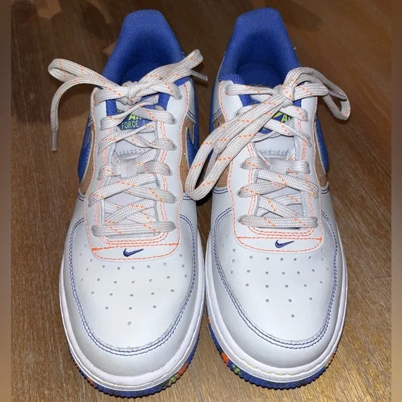 Nike Big Kids Air Force 1 LV8. Very lightly used. Size 4Y. Retail $105 - Picture 9 of 16